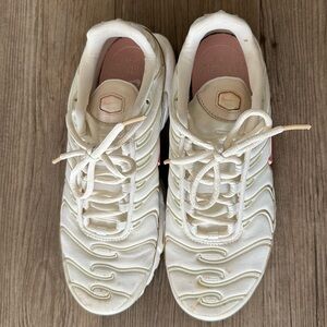 Women’s nike shoes size 7.5